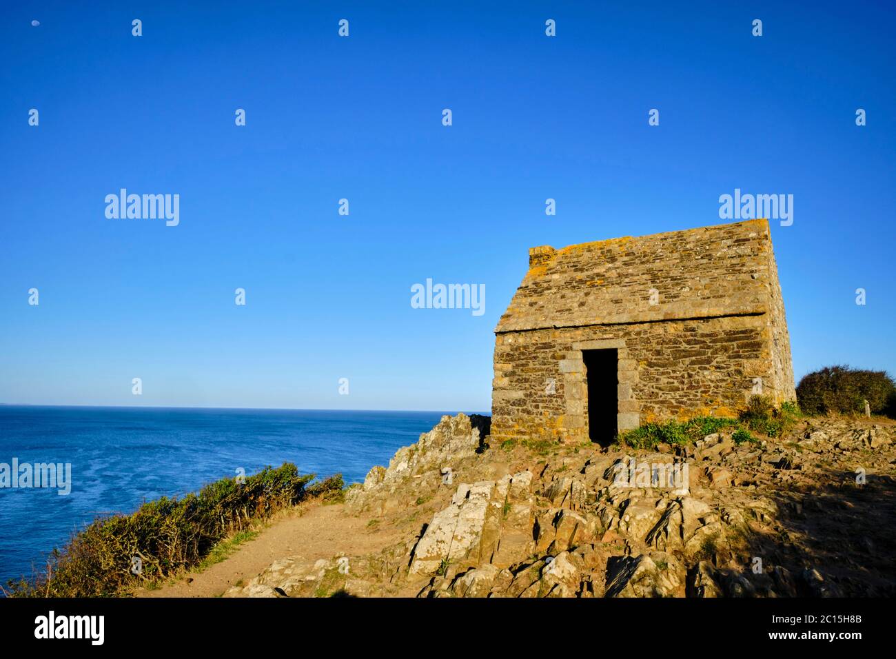 Francia, Normandía, departamento de la Mancha, Cotentin, Mont-Saint-Michel Bay, Carolles, Champeaux acantilado, Vauban cabaña Foto de stock