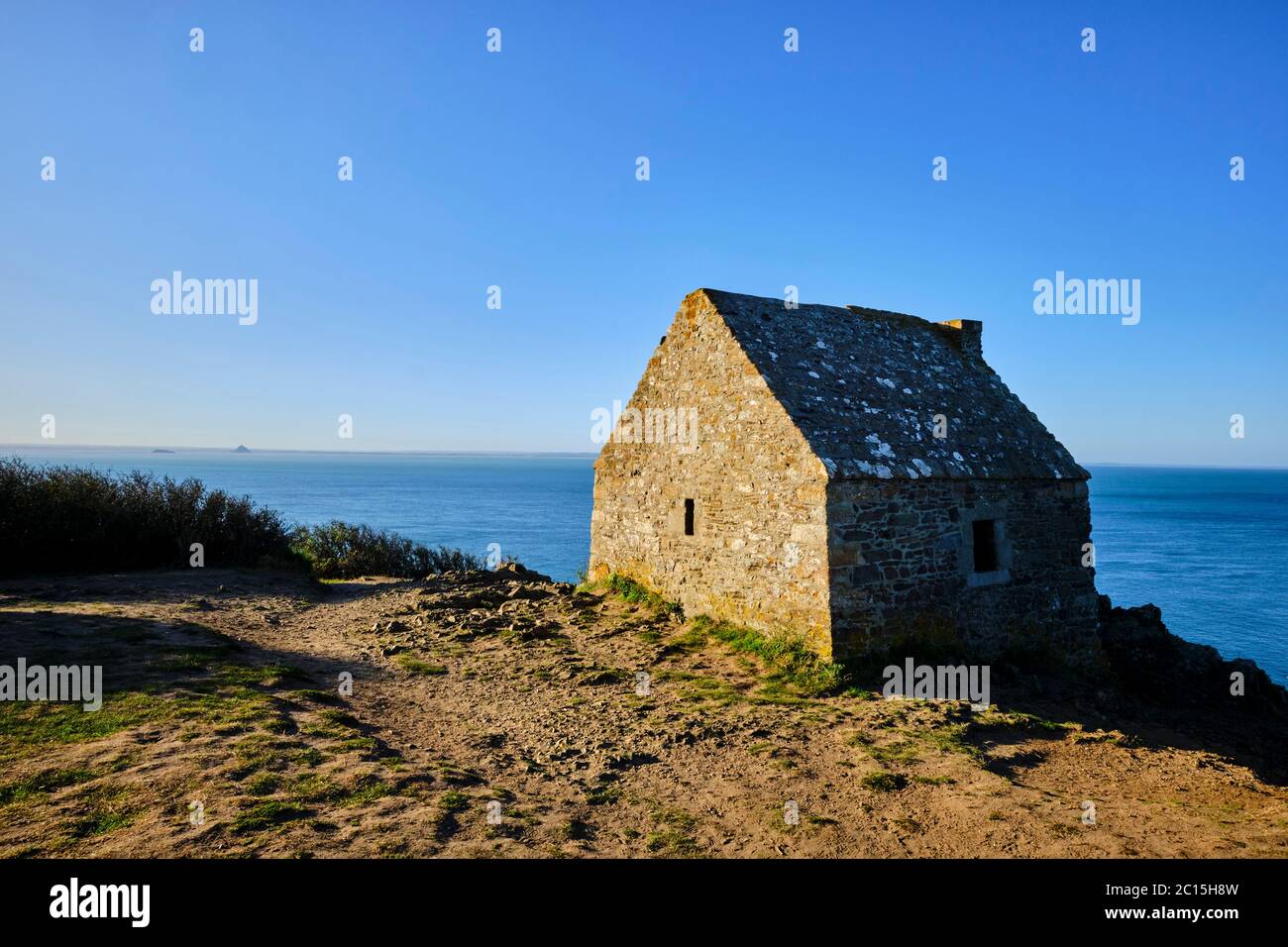 Francia, Normandía, departamento de la Mancha, Cotentin, Mont-Saint-Michel Bay, Carolles, Champeaux acantilado, Vauban cabaña Foto de stock