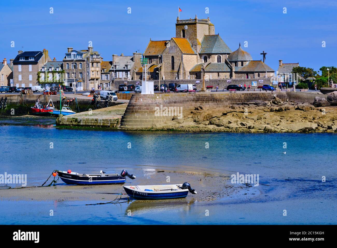 Francia, Normandía, departamento de la Mancha, Cotentin, Barfleur, etiquetados Les Plus Beaux Villages de France, puerto pesquero de la caza de la mar y la iglesia de Saint-Nicolas Foto de stock