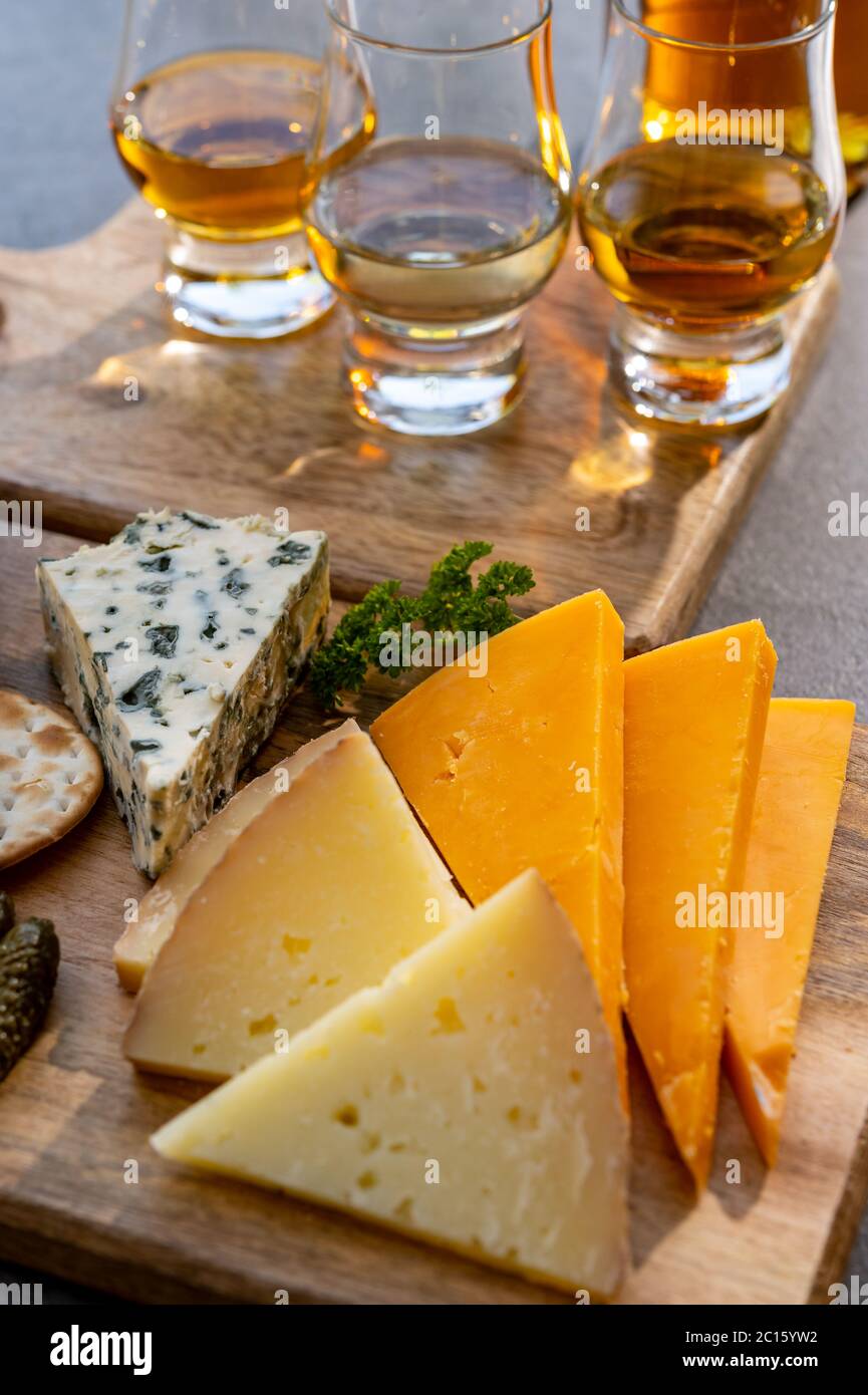 Maridaje de whisky y queso, degustación de vasos de whisky y plato con  quesos en rodajas de primer plano Fotografía de stock - Alamy