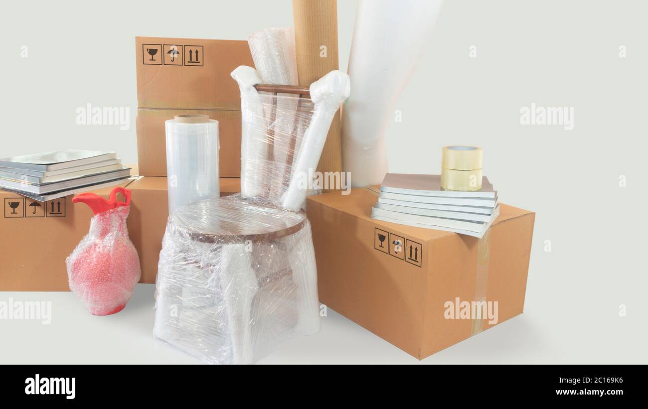 Escena en movimiento con una silla y jarrón embalado en una burbuja de  plástico con cajas de cartón cerradas, libros y rollos de plástico y espuma  para embalar en un fondo blanco