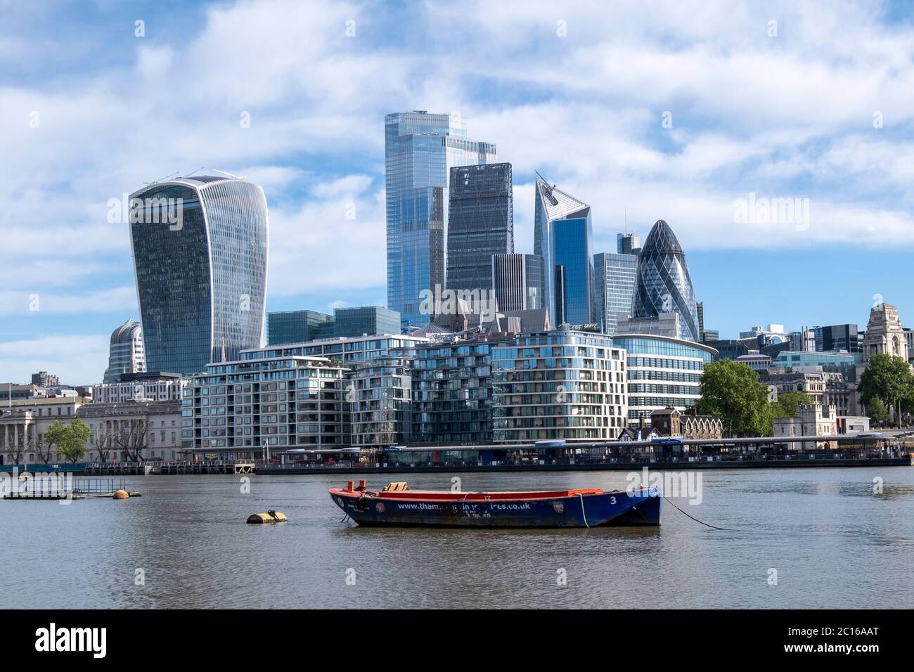 El distintivo horizonte de la ciudad de Londres de la milla cuadrada que muestra la última arquitectura desde un punto de vista en la orilla sur Foto de stock