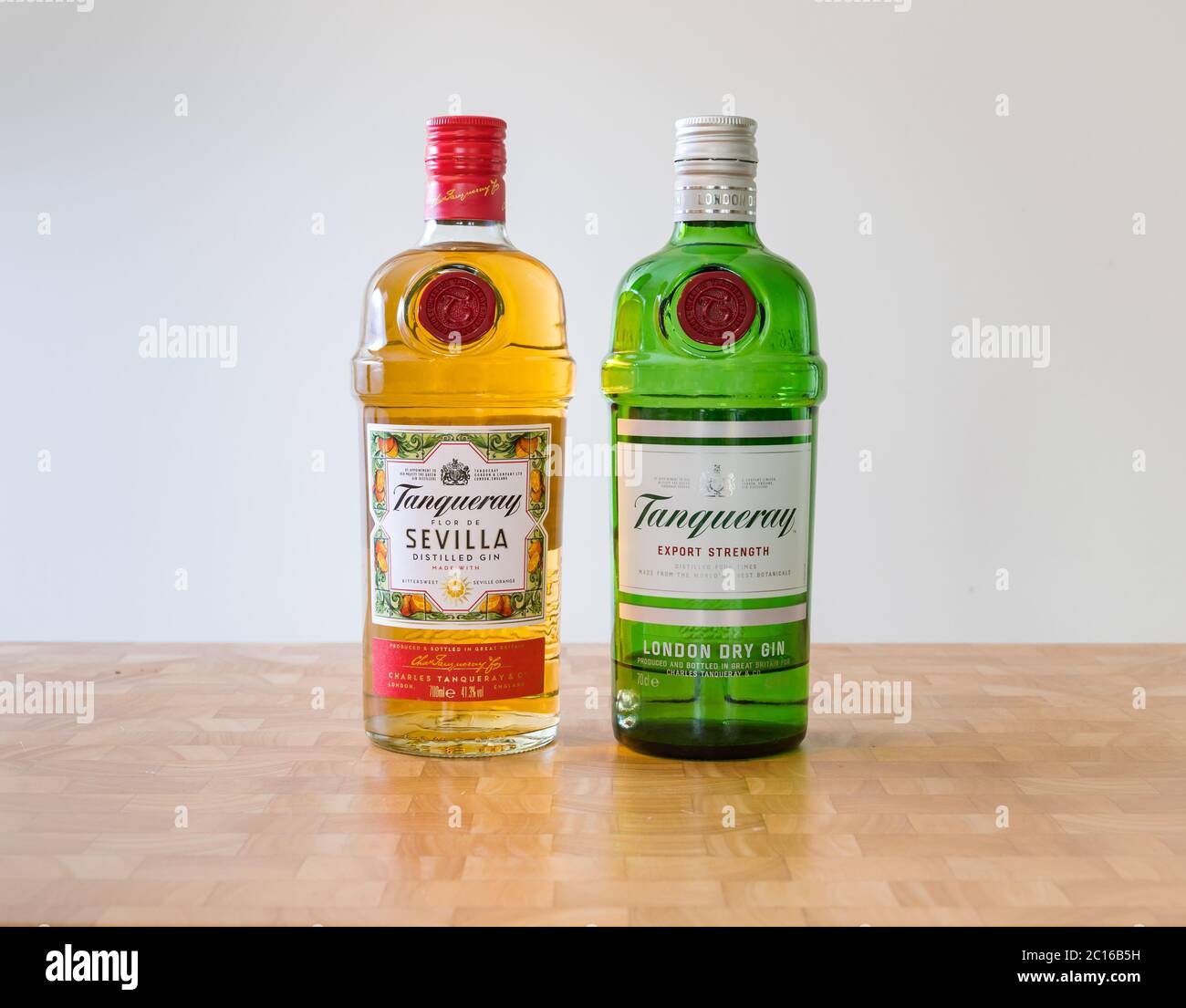 Botellas de Marca Tanqueray gin: Tanqueray Sevilla y Tanqueray fuerza de exportación Foto de stock