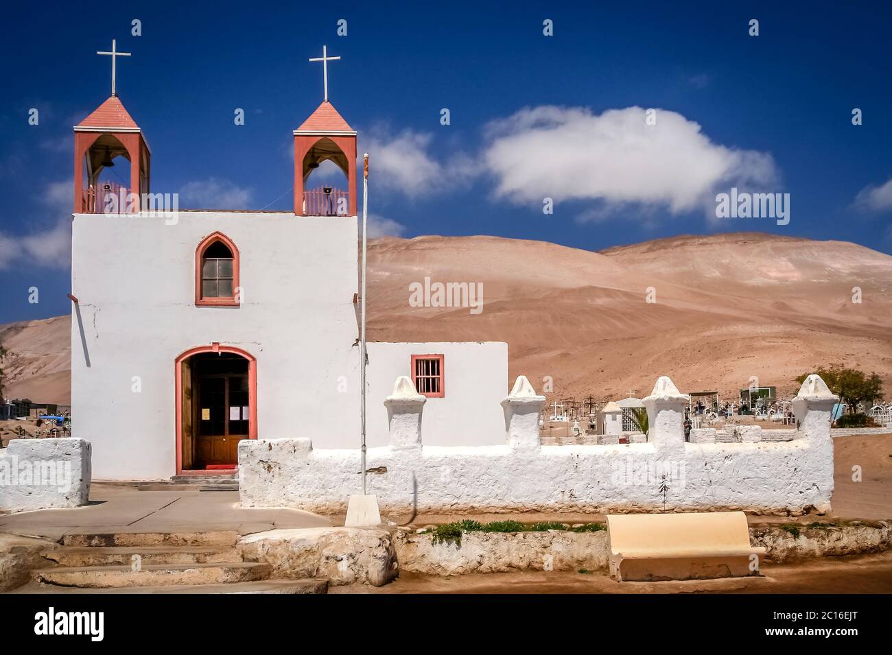 La Iglesia en el desierto Fotografía de stock - Alamy