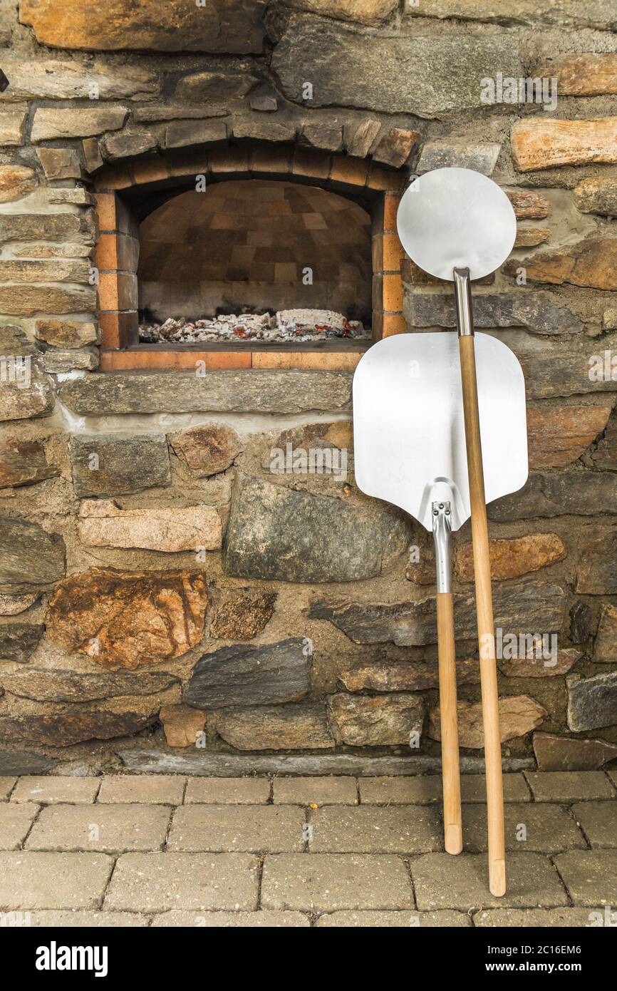 Antiguo horno de pizza casera de piedra. Fuego en el horno. Pizza casera  para hornear. Panadería. Comida italiana tradicional Fotografía de stock -  Alamy