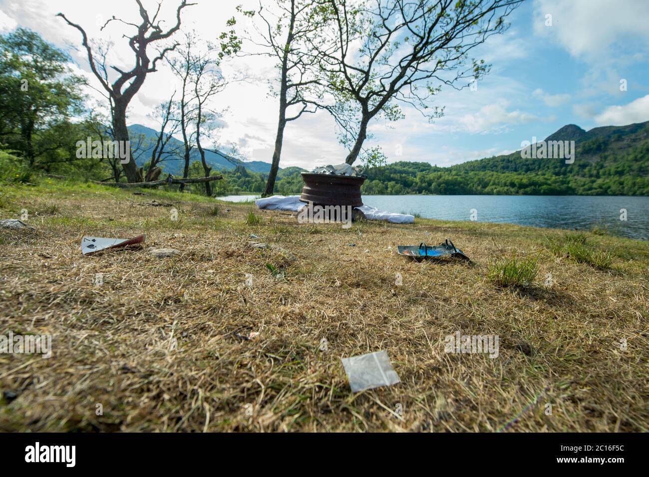 Loch Achray, Loch Lomond y el Parque Nacional Trossachs, Escocia, Reino Unido. 14 de junio de 2020. En la foto: Las orillas del lago Achray están llenas de basura vertida como bolsas de plástico, latas de cerveza vacías, ropa de camping y restos de uso de drogas. El lago Achray está en la Ruta del corazón 200, sin embargo, ha sido cerrado durante el cierre del Coronavirus (COVID19). El encierro no ha detenido a la gente acampar ilegítimamente, sin embargo, y también ilegalmente dejar su basura, lo que representa un riesgo para la fauna local. Crédito: Colin Fisher/Alamy Live News Foto de stock