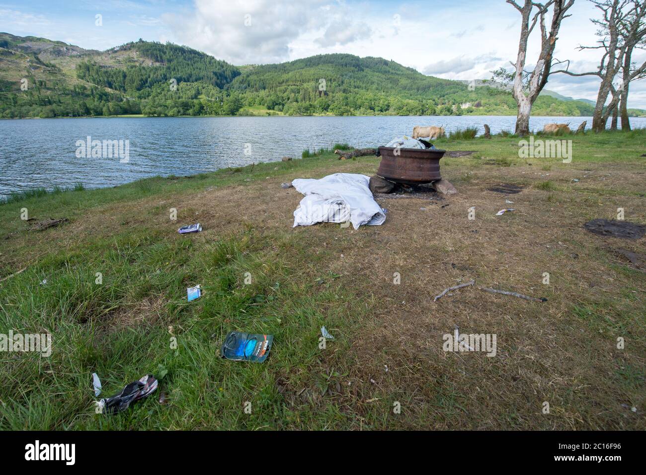 Loch Achray, Loch Lomond y el Parque Nacional Trossachs, Escocia, Reino Unido. 14 de junio de 2020. En la foto: Las orillas del lago Achray están llenas de basura vertida como bolsas de plástico, latas de cerveza vacías, ropa de camping y restos de uso de drogas. El lago Achray está en la Ruta del corazón 200, sin embargo, ha sido cerrado durante el cierre del Coronavirus (COVID19). El encierro no ha detenido a la gente acampar ilegítimamente, sin embargo, y también ilegalmente dejar su basura, lo que representa un riesgo para la fauna local. Crédito: Colin Fisher/Alamy Live News Foto de stock