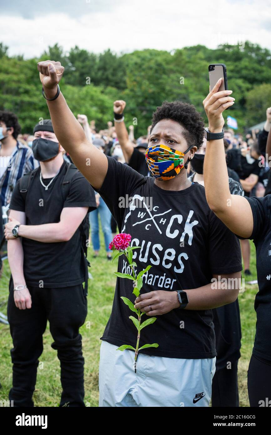 13 de junio de 2020. Roxbury, MA. Miles de personas se reunieron en Franklin Park para una vigilia para crear conciencia sobre los derechos de género negros y recaudar dinero para el Foto de stock