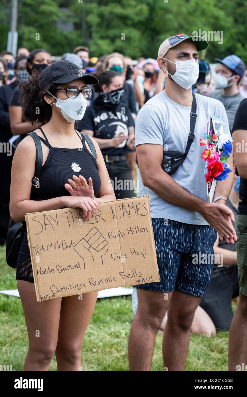 13 de junio de 2020. Roxbury, MA. Miles de personas se reunieron en Franklin Park para una vigilia para crear conciencia sobre los derechos de género negros y recaudar dinero para el Foto de stock