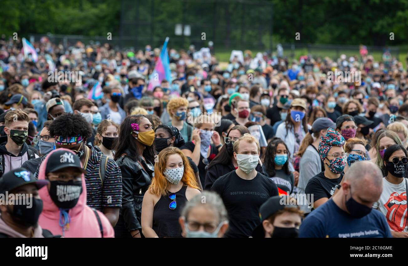 13 de junio de 2020. Roxbury, MA. Miles de personas se reunieron en Franklin Park para una vigilia para crear conciencia sobre los derechos de género negros y recaudar dinero para el Foto de stock