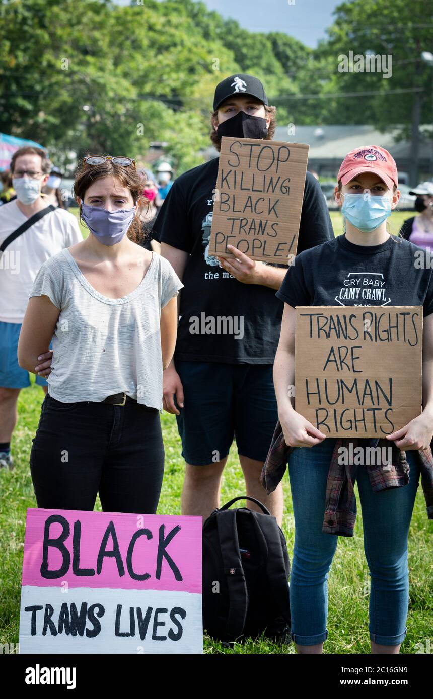 13 de junio de 2020. Roxbury, MA. Miles de personas se reunieron en Franklin Park para una vigilia para crear conciencia sobre los derechos de género negros y recaudar dinero para el Foto de stock