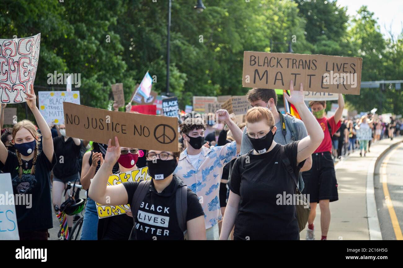 13 de junio de 2020. Roxbury, MA. Miles de personas se reunieron en Franklin Park para una vigilia para crear conciencia sobre los derechos de género negros y recaudar dinero para el Foto de stock