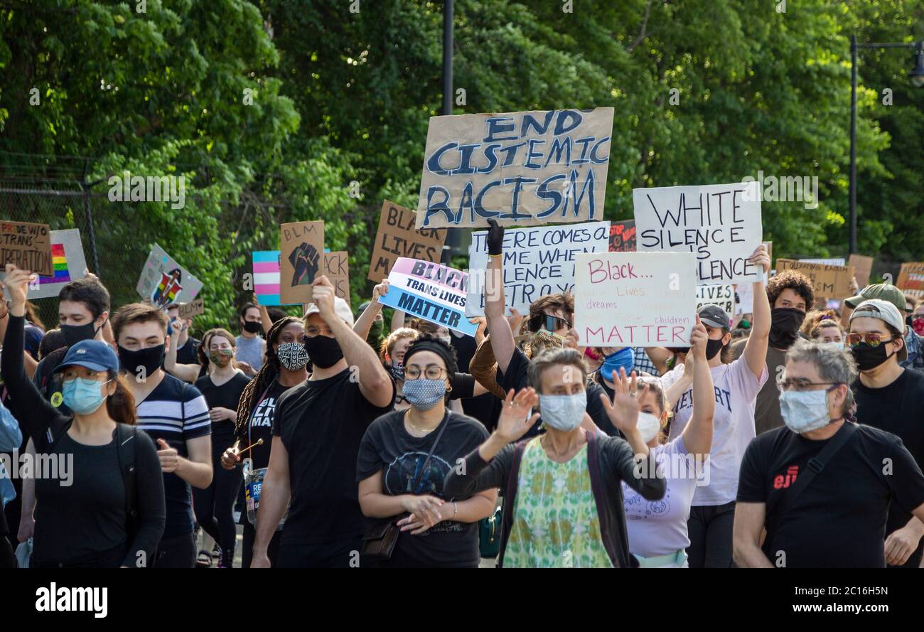 13 de junio de 2020. Roxbury, MA. Miles de personas se reunieron en Franklin Park para una vigilia para crear conciencia sobre los derechos de género negros y recaudar dinero para el Foto de stock