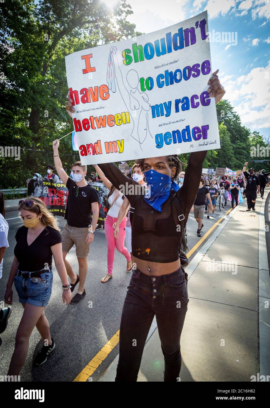 13 de junio de 2020. Roxbury, MA. Miles de personas se reunieron en Franklin Park para una vigilia para crear conciencia sobre los derechos de género negros y recaudar dinero para el Foto de stock