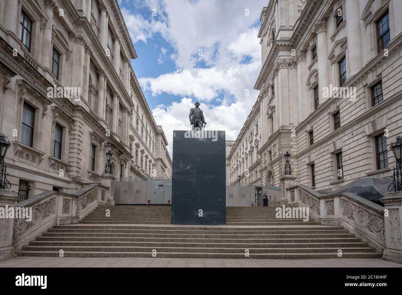 Monumento al General Robert Clive se alza rodeado de revestimiento protector en Charles Street, Whitehall, Londres, Reino Unido. Foto de stock