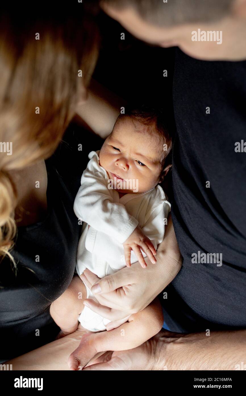 Padre Y Madre Jovenes Que Tienen A Su Hijo Recien Nacido Mama Papa Y Bebe Feliz Concepto Familiar Espacio De Copia Fotografia De Stock Alamy Padre Y Madre Jovenes Que Tienen A Su Hijo Recien Nacido Mama Papa Y Bebe Feliz Concepto Familiar Espacio De Copia Fotografia De Stock Alamy