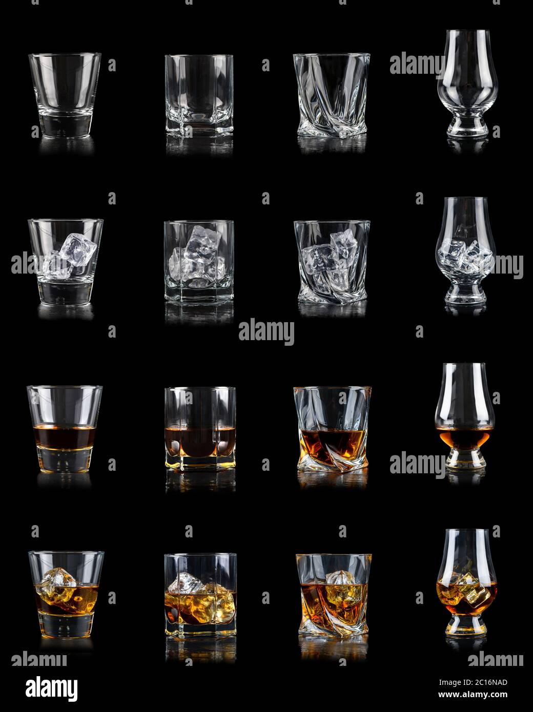 Colección de muchos vasos diferentes para bebidas alcohólicas sobre fondo  negro. Vacío, con cubitos de hielo y limpio Fotografía de stock - Alamy