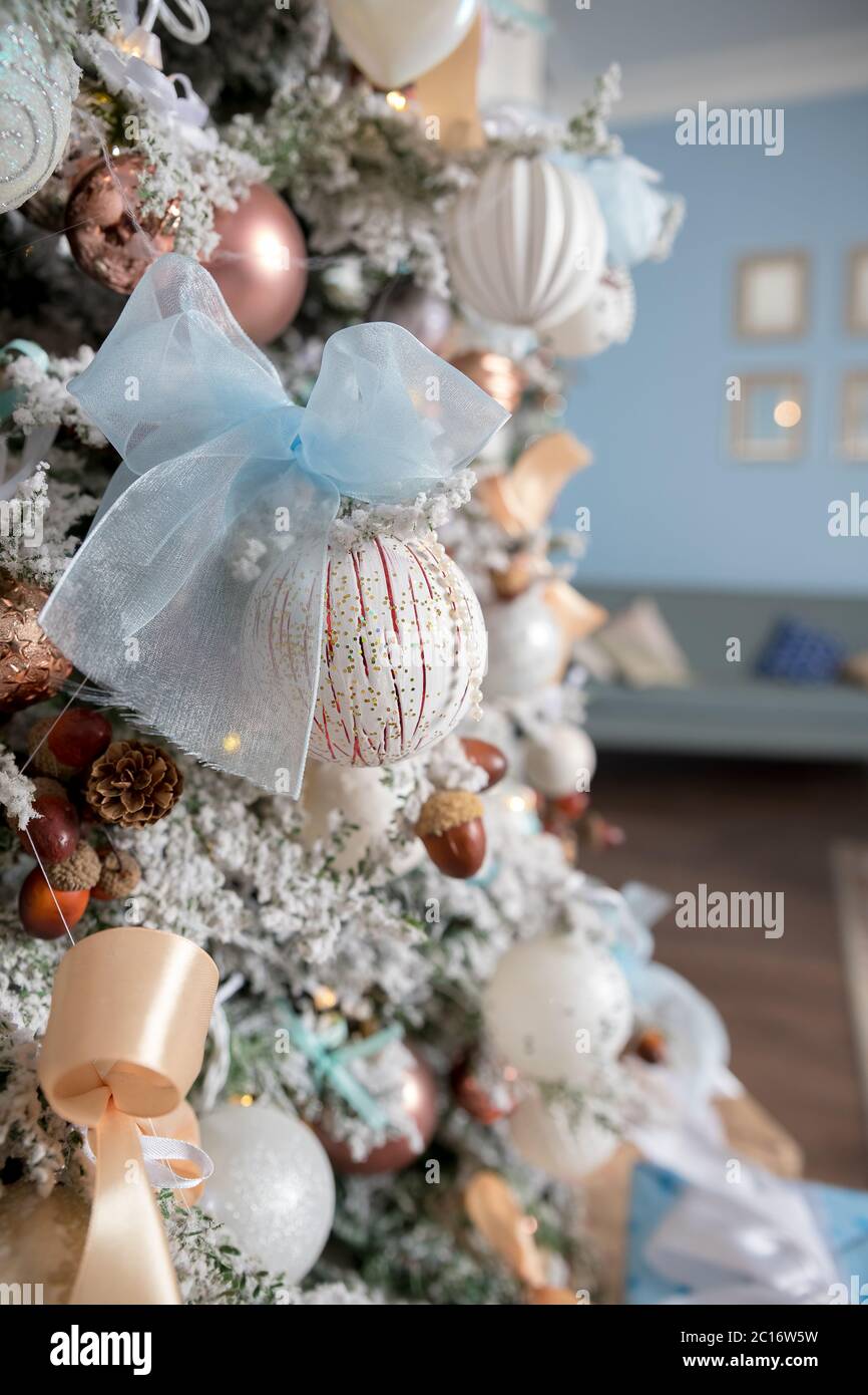 Decoración de colores pastel para Navidad.árbol de Navidad decorativo,  candelabro dorado, bola y guirnalda de oro sobre fondo de punto rosa. Año  Nuevo o Fotografía de stock - Alamy