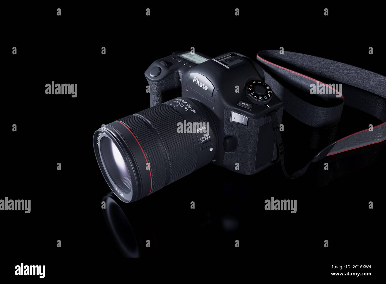 Cámara fotográfica profesional digital SLR con lente de zoom y correa de  cuero sobre fondo negro con espacio de copia. Vista del ángulo superior.  Renderizado 3d realista Fotografía de stock - Alamy