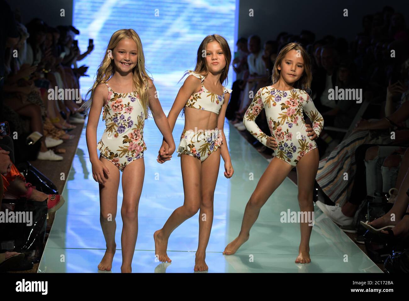 MIAMI BEACH, FLORIDA - JULIO 13: Los modelos para niños caminan por la  pista durante el Tori Prader Swimwear 2020 Runway Show el 13 de julio de  2019 en Miami Beach, Florida Fotografía de stock - Alamy