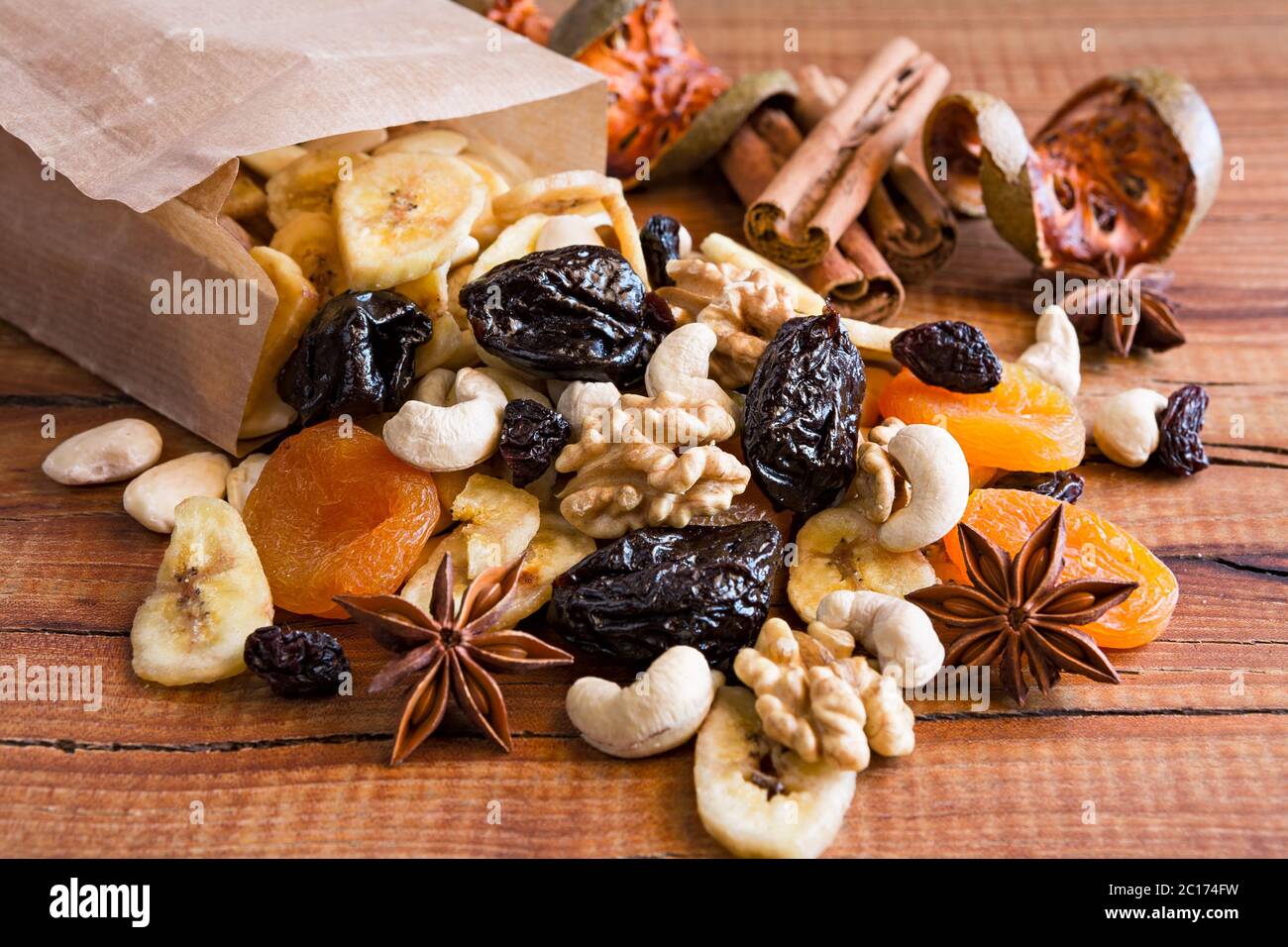 Primer plano de una mezcla de frutos secos y nueces en una bolsa de papel  Fotografía de stock - Alamy
