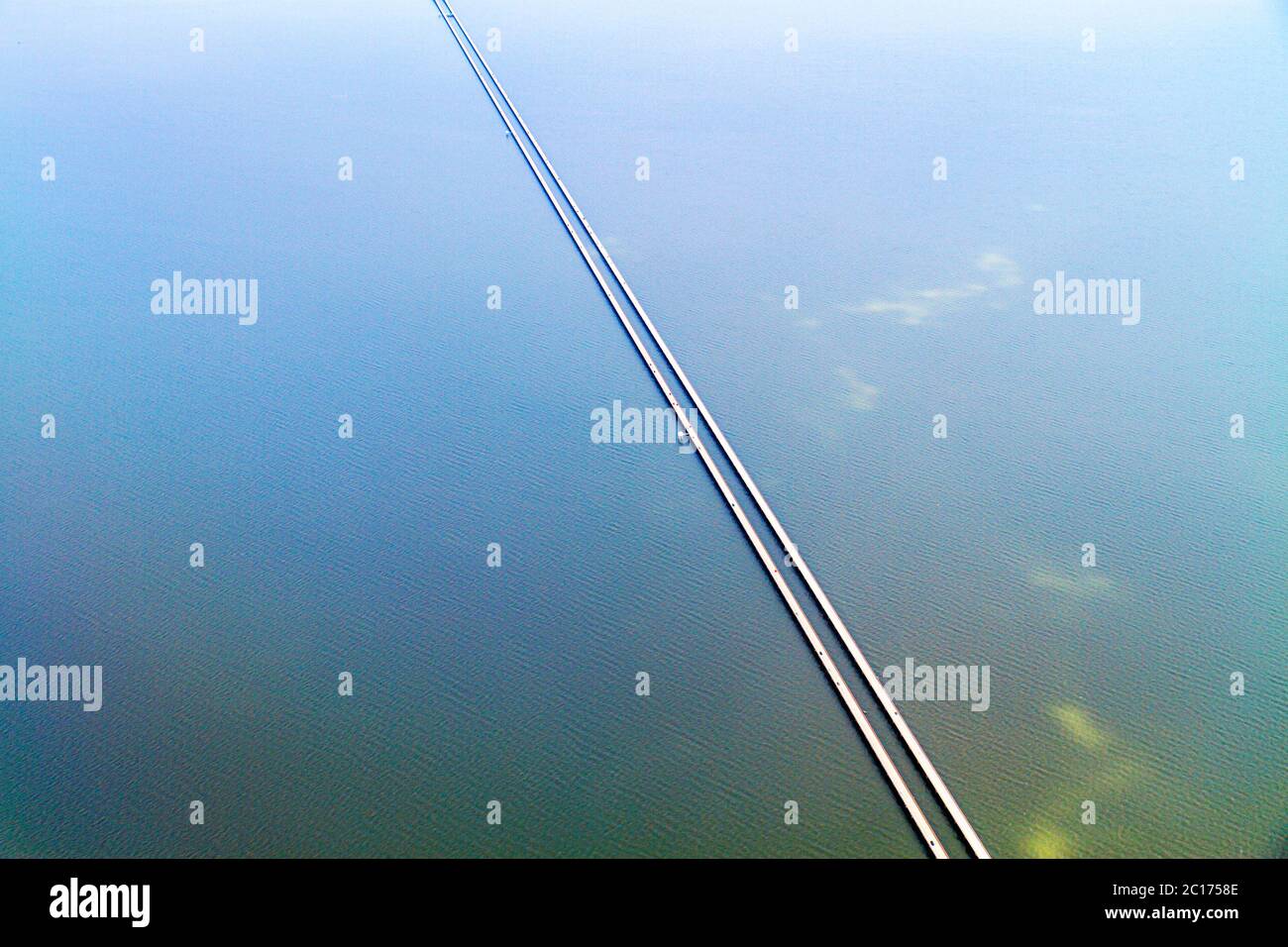 New Orleans Louisiana, Lake Pontchartrain Causeway, vista aérea desde arriba, vista, el puente más largo del mundo sobre la carretera de la autopista de agua Foto de stock