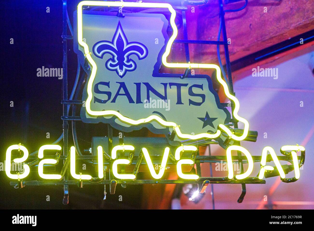 New Orleans Louisiana,Canal Street,centro,Believe DAT,campaña publicitaria,New Orleans Saints,ganadores del Super Bowl,equipo de fútbol,signo de neón,contorno del mapa del estado,LA Foto de stock