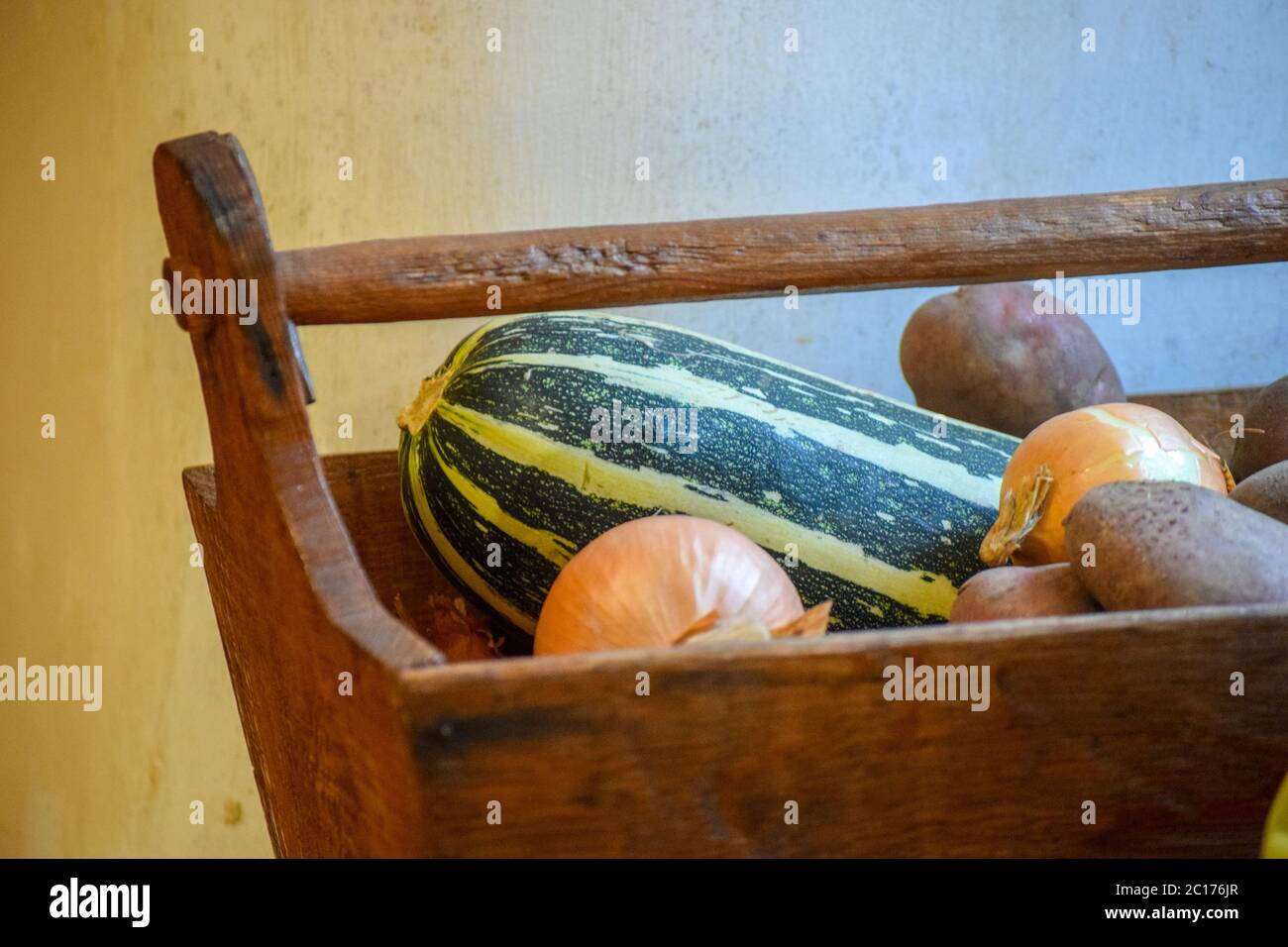 Verduras en una cesta Foto de stock