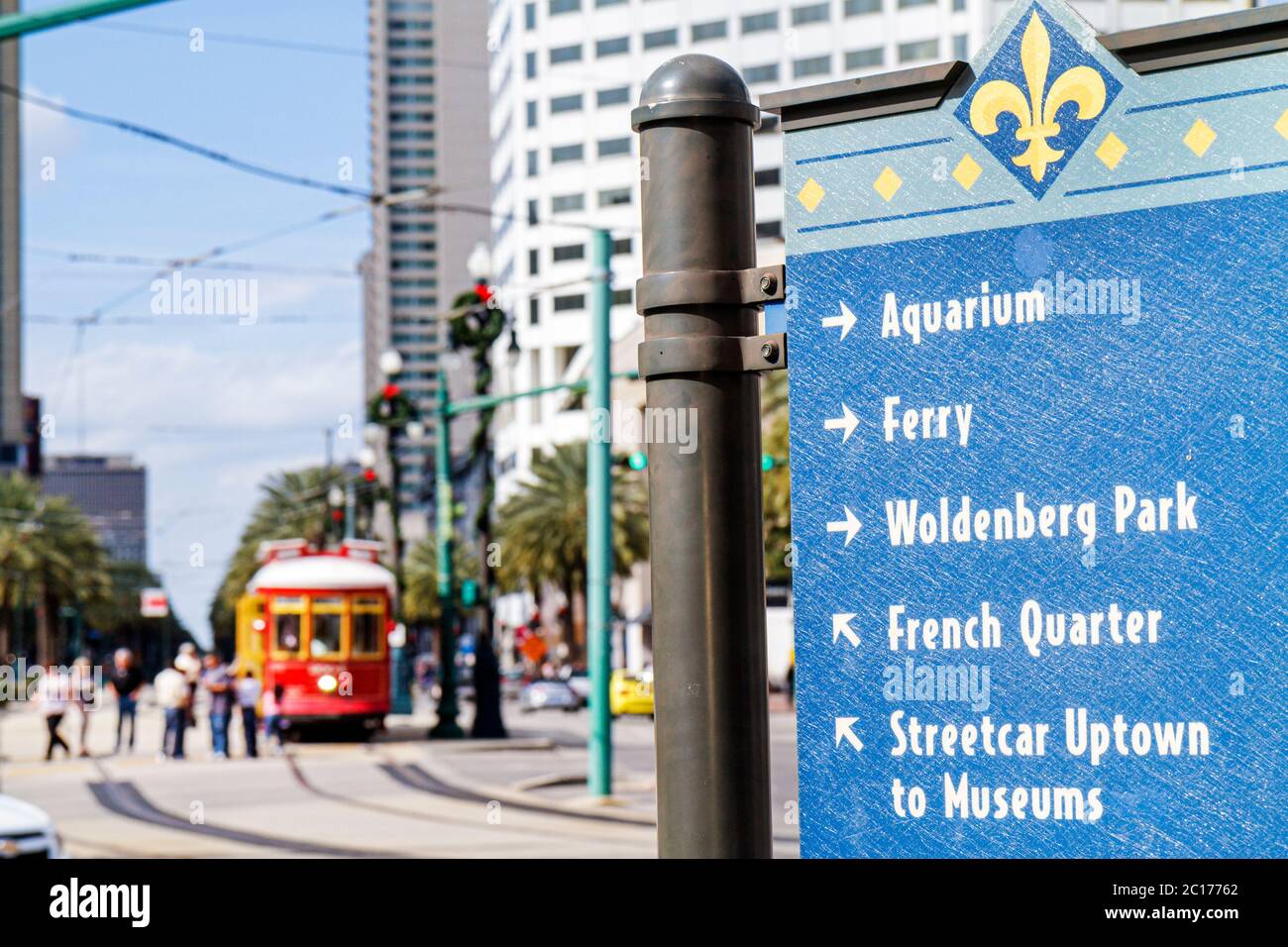New Orleans Louisiana, Canal Street, escena de la calle, signo de dirección, fleur de lis, información, flecha, marca de la ciudad, acuario, ferry, Uptown, museos, Woldenberg P Foto de stock
