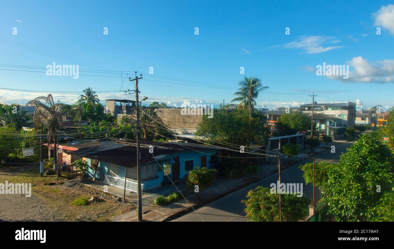 Vista aérea de un barrio en las afueras de la ciudad de Nueva Loja durante la tarde. La ciudad también es conocida como Lago Agrio. Ecuador Foto de stock