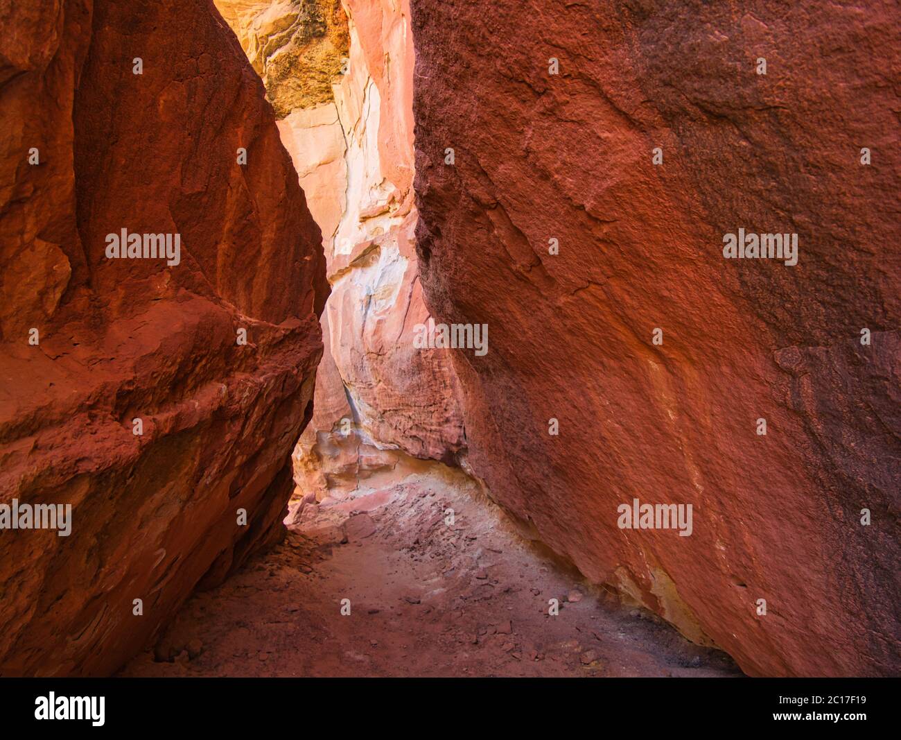 Un paso muy estrecho entre dos rocas rojas Foto de stock