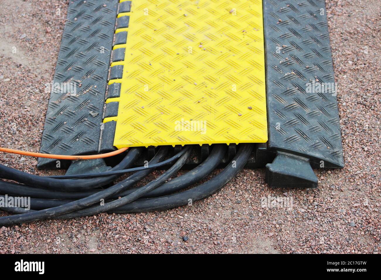 Protección del suelo cable negro amarillo muchos canales con vídeo  eléctrico Belden Snake cables se encuentra en el suelo durante un exterior  Fotografía de stock - Alamy