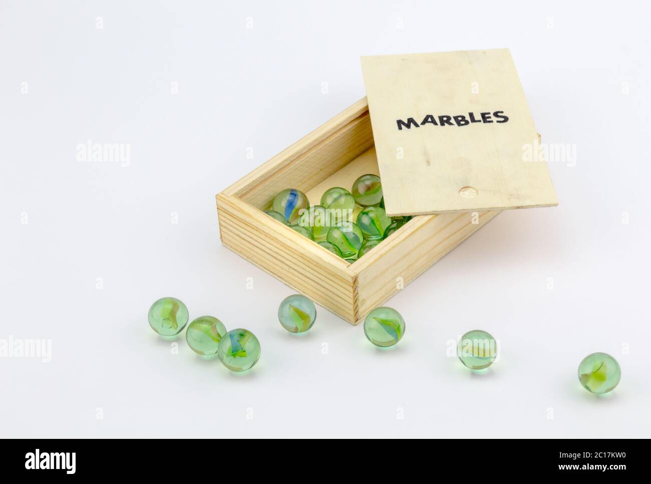 Bolas De Canicas De Cristal Sobre Fondo De Madera Imagen de archivo -  Imagen de verde, colorido: 161799043