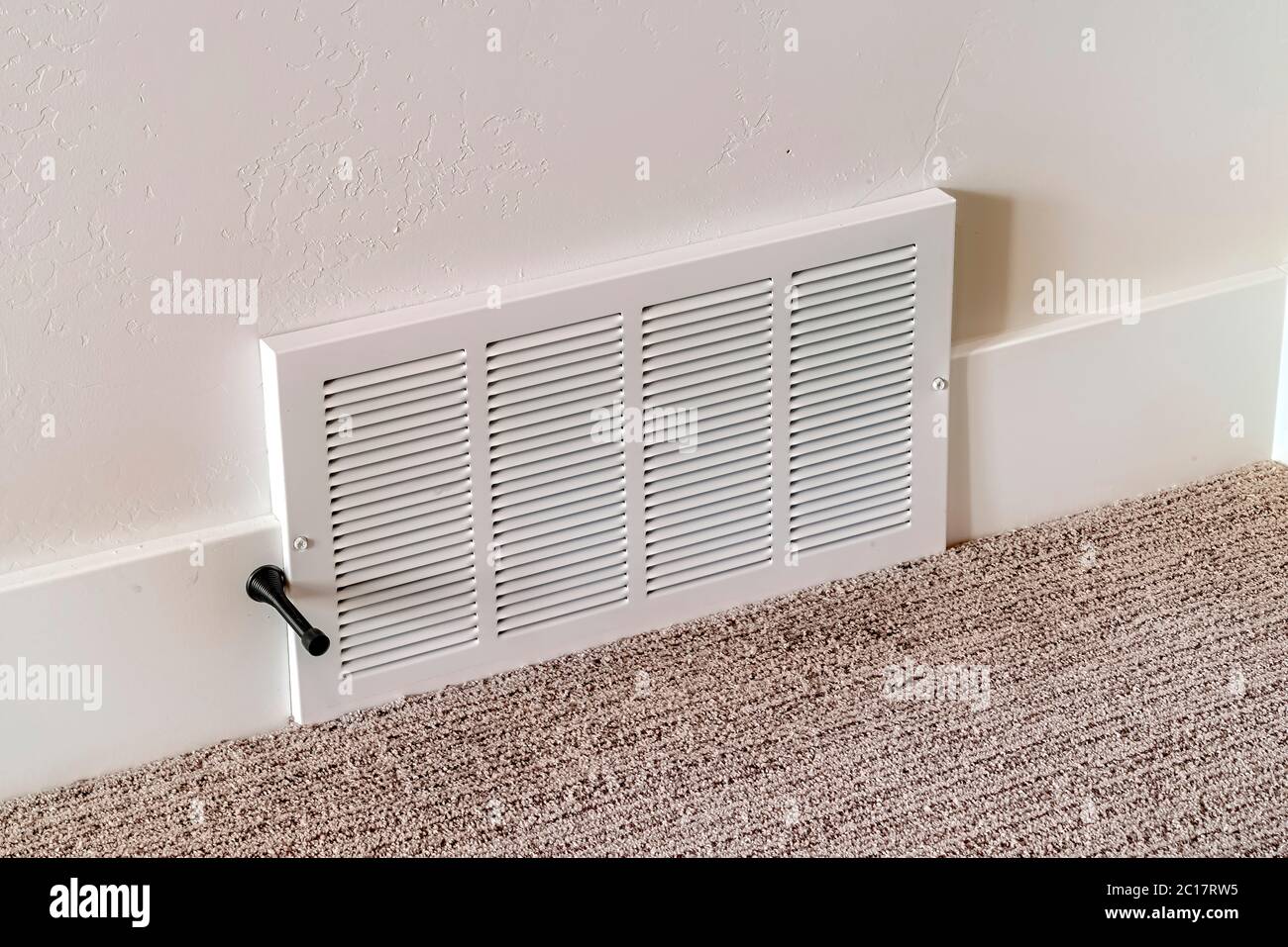 La rejilla de plástico blanca del aire acondicionado cubre contra la pared  y el suelo de la alfombra Fotografía de stock - Alamy
