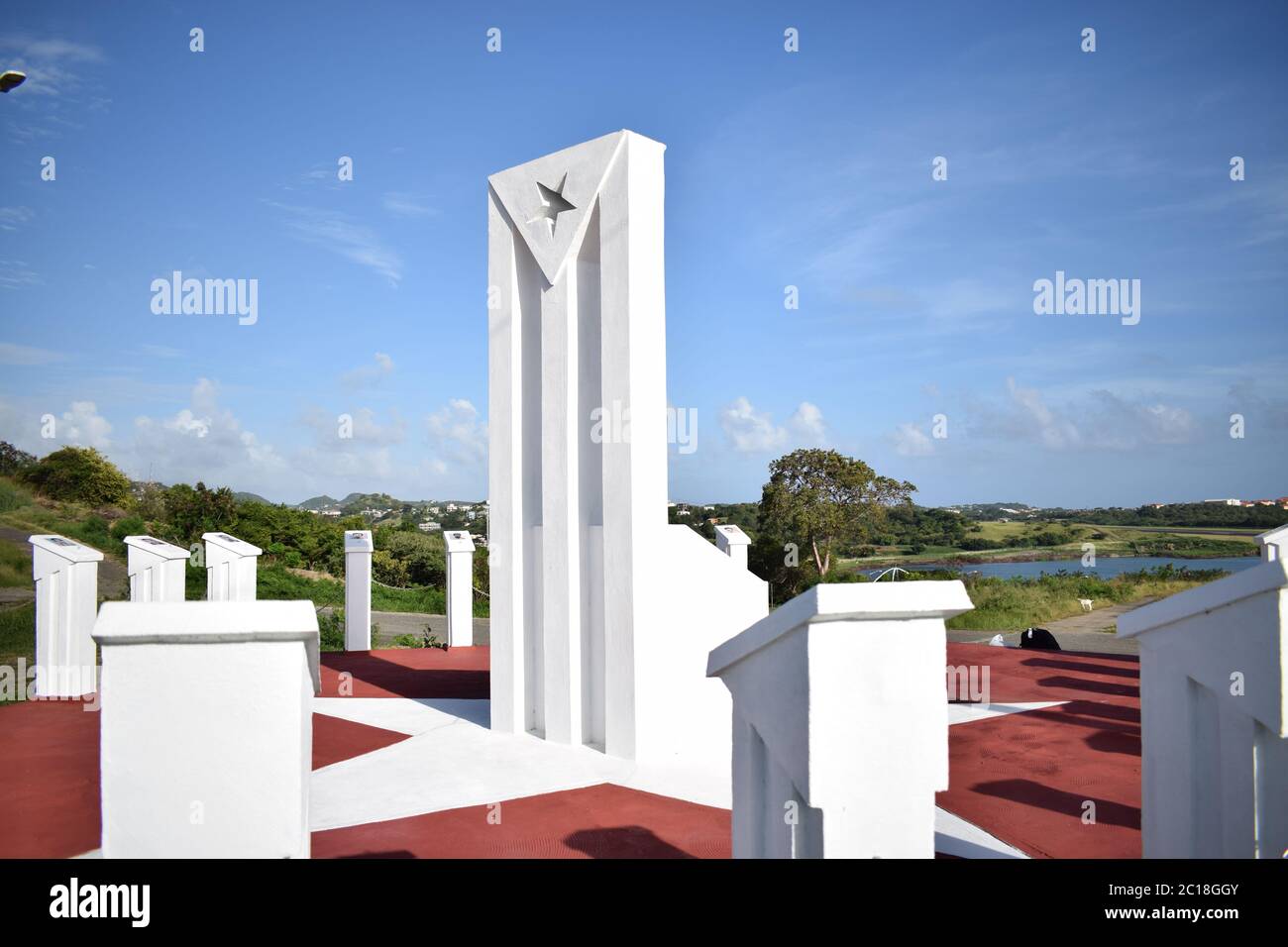 El monumento conmemorativo de Granada a los trabajadores cubanos que murieron durante la operación urgente Furia de 1983 en Estados Unidos. Foto de stock