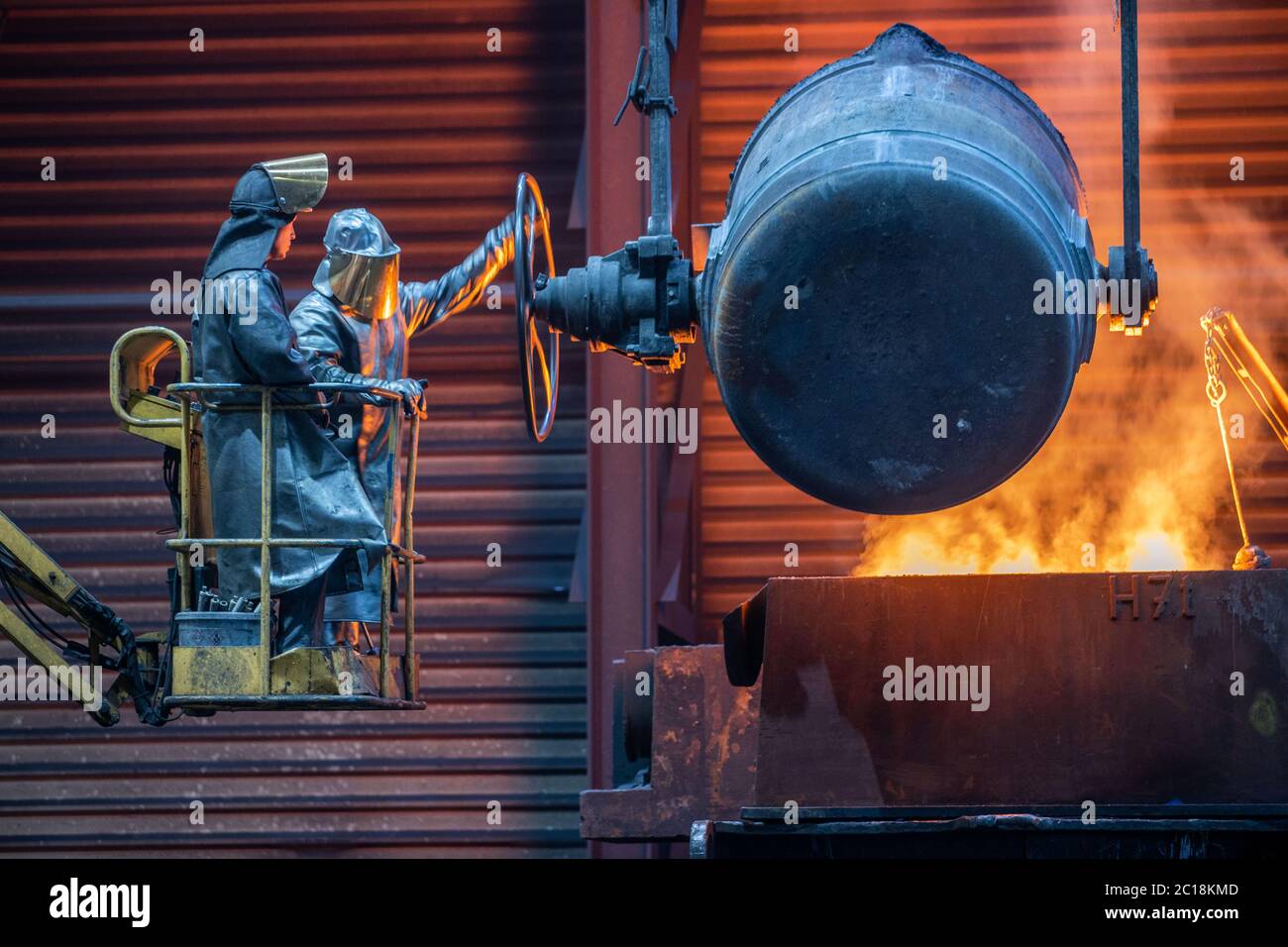 Torgelow, Alemania. 5 de junio de 2020. Los trabajadores vierten hierro  líquido a una temperatura de 1,400 grados en la fundición de hierro en  moldes preparados. Las piezas metálicas de hasta 110