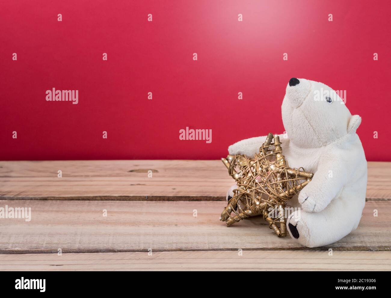 Estrella de oro de Navidad con peluche de oso polar. Navidad fiesta concepto de celebración. Foto de stock