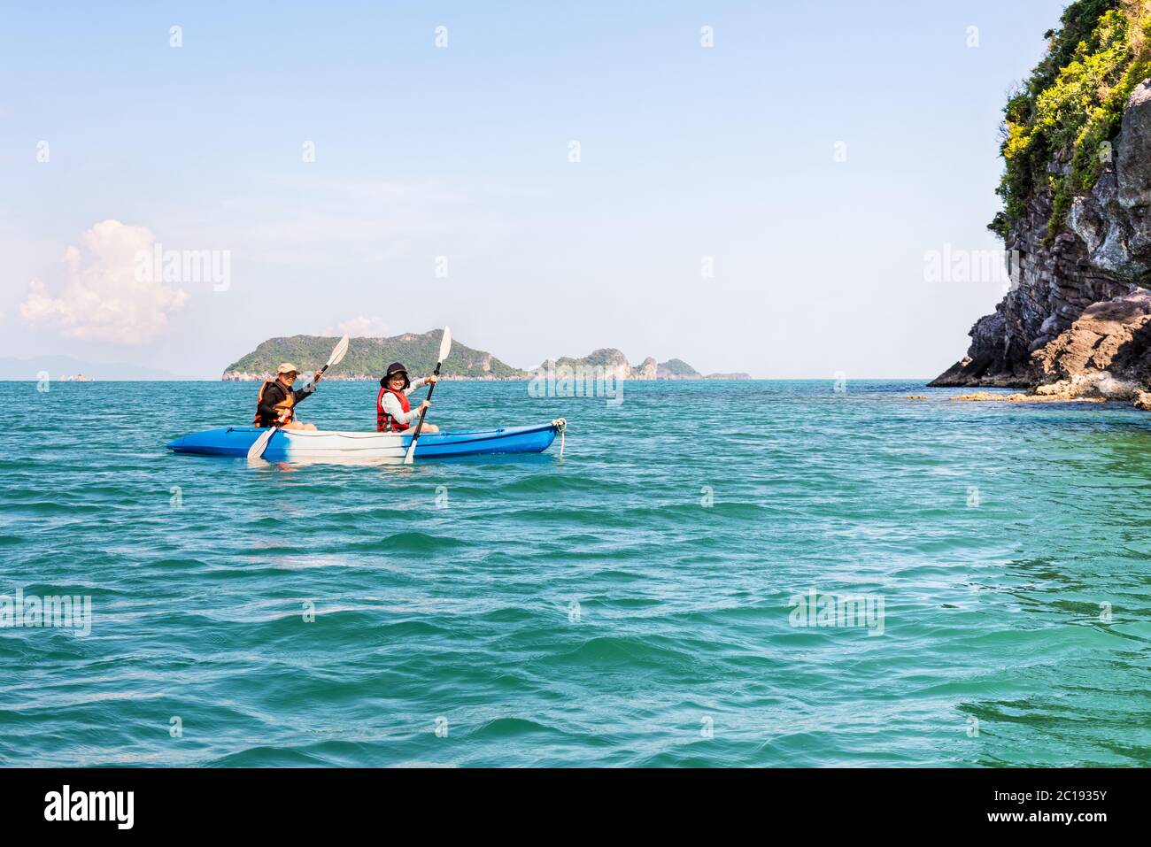 Madre e hija en kayak Foto de stock