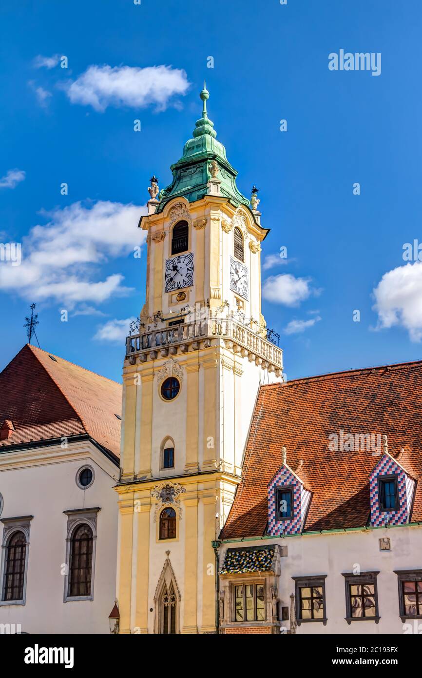 Torre del Ayuntamiento antiguo en el centro de la ciudad de Bratislava, Eslovaquia Foto de stock