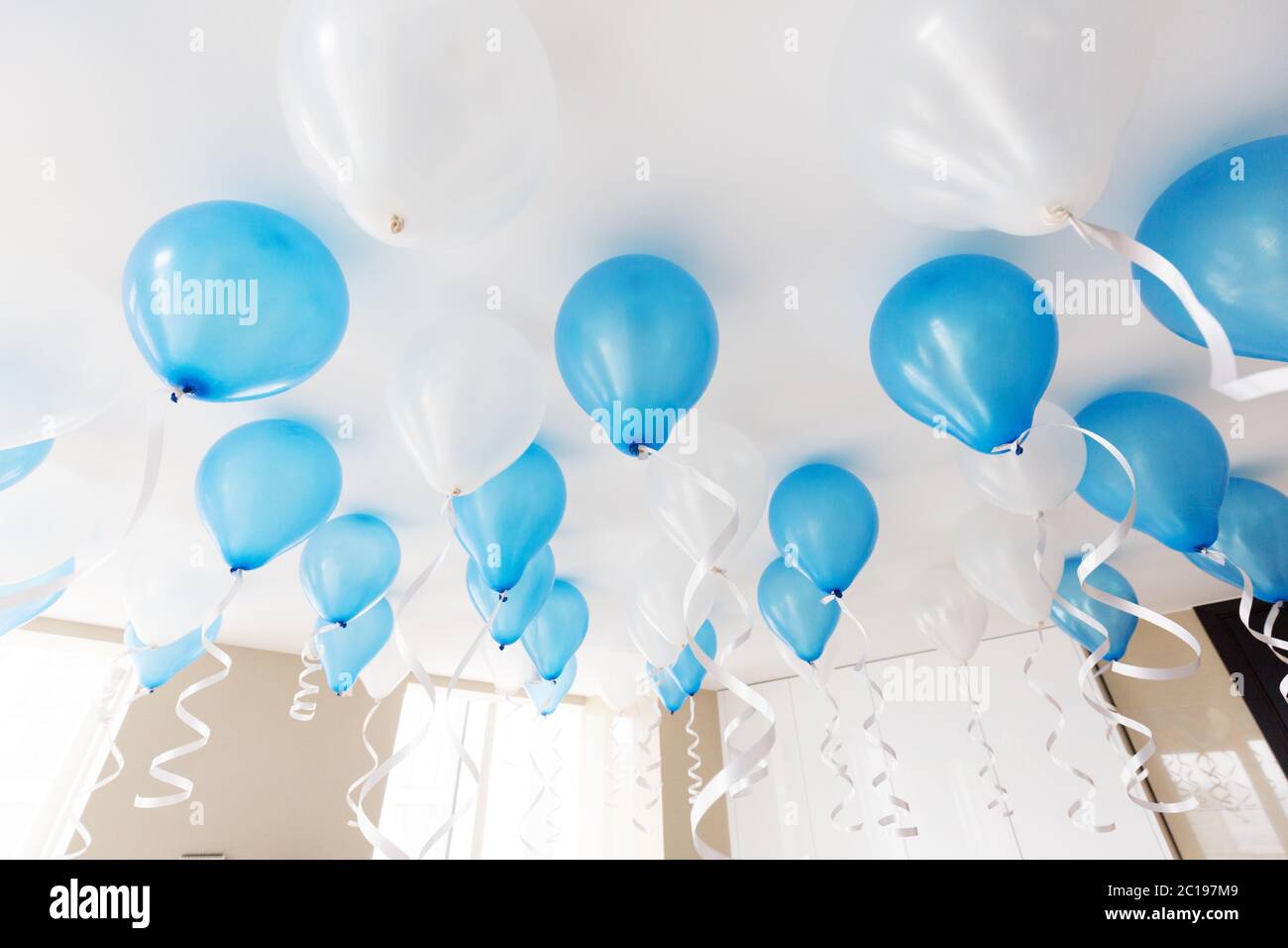Party balloons ceiling fotografías e imágenes de alta resolución - Alamy