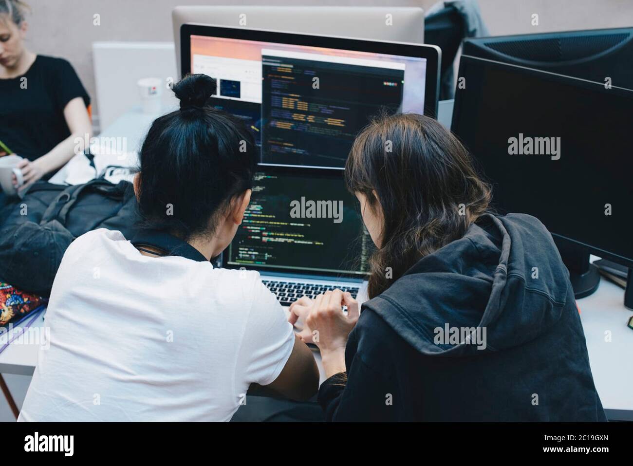 Trabajadores de seguridad de datos en línea, trabajando en sus ordenadores Foto de stock