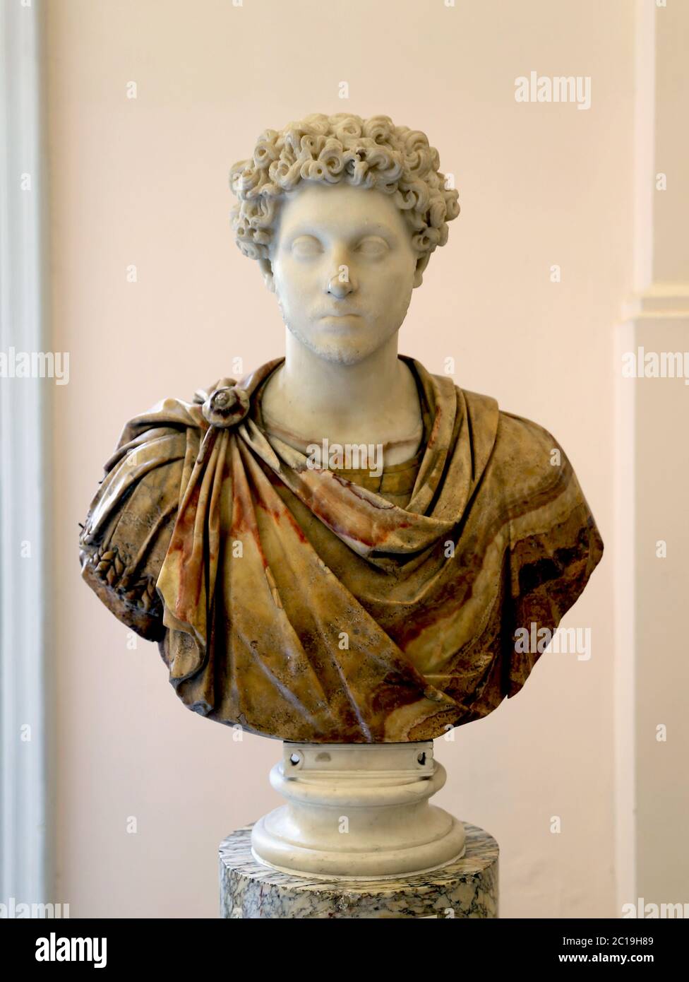 Marcus Aurelius (121-180 DC.) Busto como una juventud, cabeza de mármol en busto alabastro, siglo 2 DC. Museo del Emperador Romano de Nápoles. Italia. Foto de stock