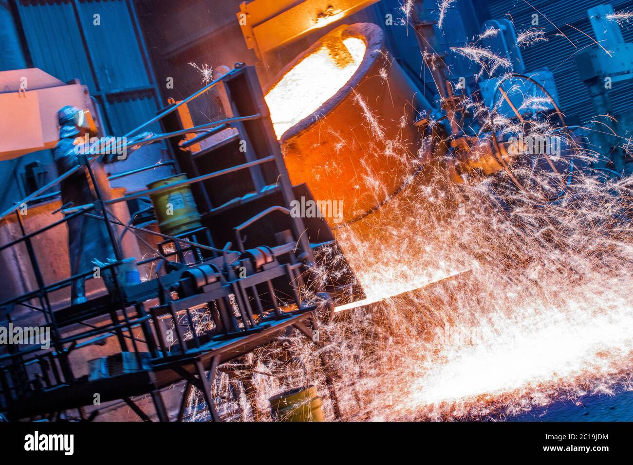 Torgelow, Alemania. 5 de junio de 2020. La temperatura del hierro fundido  es controlada por los trabajadores de la fundición de hierro antes de los  hornos de fusión para su posterior procesamiento.