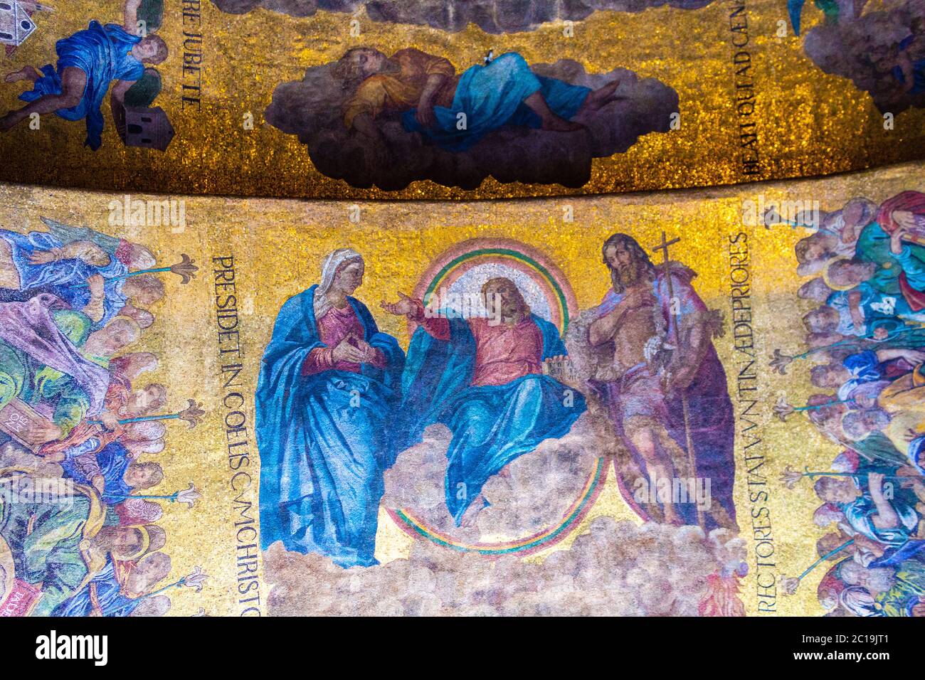 Mosaico de colores de Jesucristo en el nivel superior de la Basílica de San Marcos.los niveles superiores del interior están completamente cubiertos de mosaicos brillantes Foto de stock