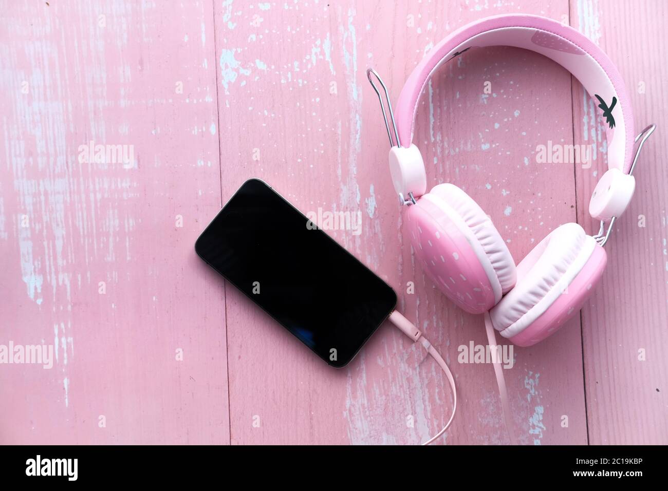 smartphone con pantalla vacía, auricular sobre fondo rosa Fotografía de  stock - Alamy