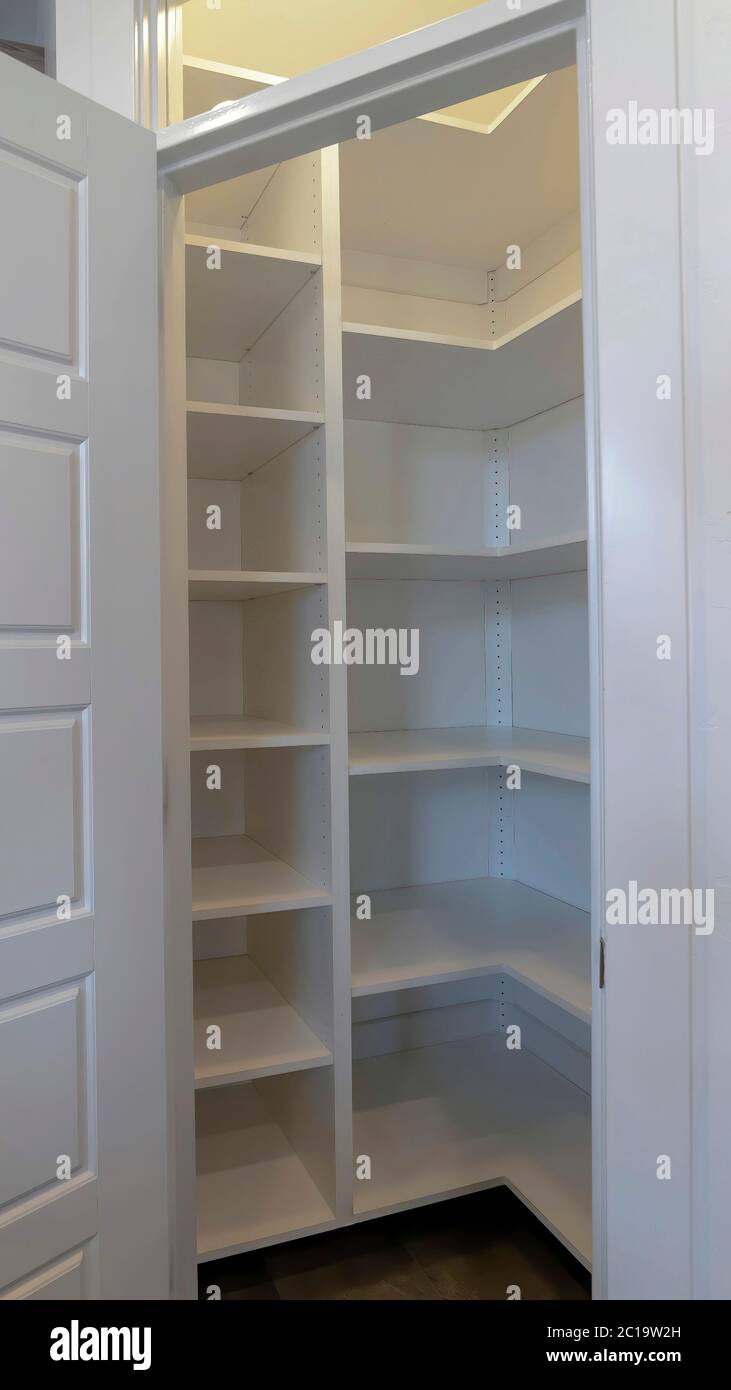 Cosecha vertical pequeña despensa con estantes vacíos en la pared en la  esquina de la cocina de la casa Fotografía de stock - Alamy