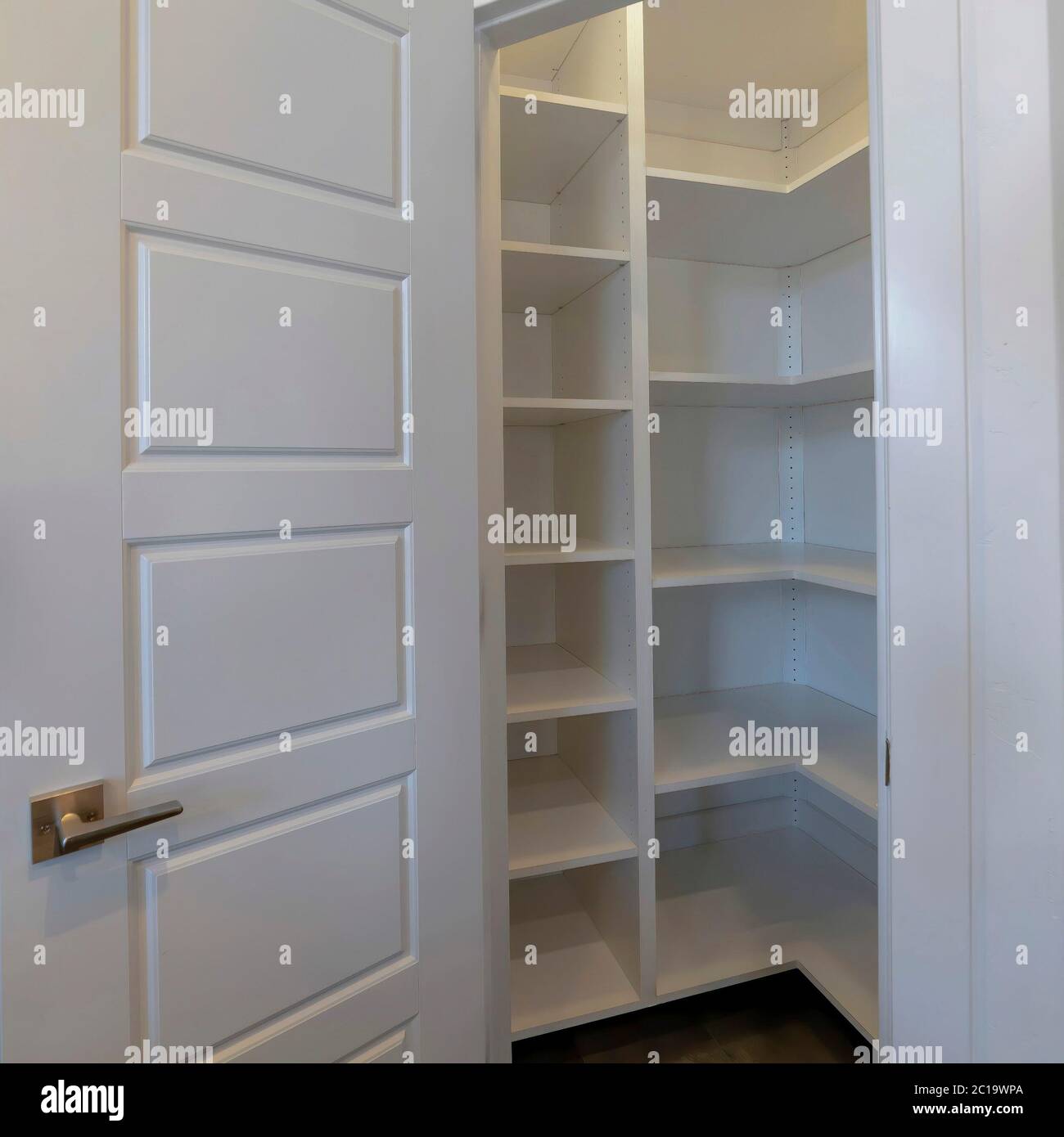 Marco cuadrado pequeña despensa con estantes vacíos en la esquina de la  cocina de la casa Fotografía de stock - Alamy