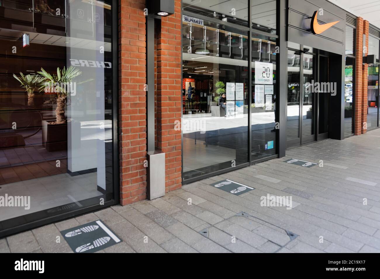 Plaga Desgastar barricada Wembley Park, Londres, Reino Unido. 15 de junio de 2020. Nike Store en el  London Designer Outlet se prepara para la seguridad de los clientes con  marcas de 2 metros socialmente distanciadas.