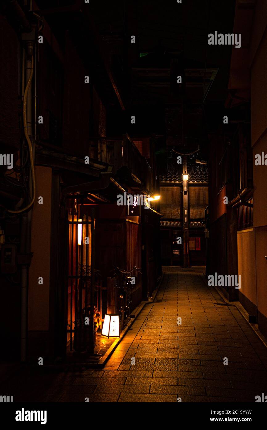 Kioto calle antigua en la noche, edificio hecho por madera, tomado por Nikon D750 Foto de stock