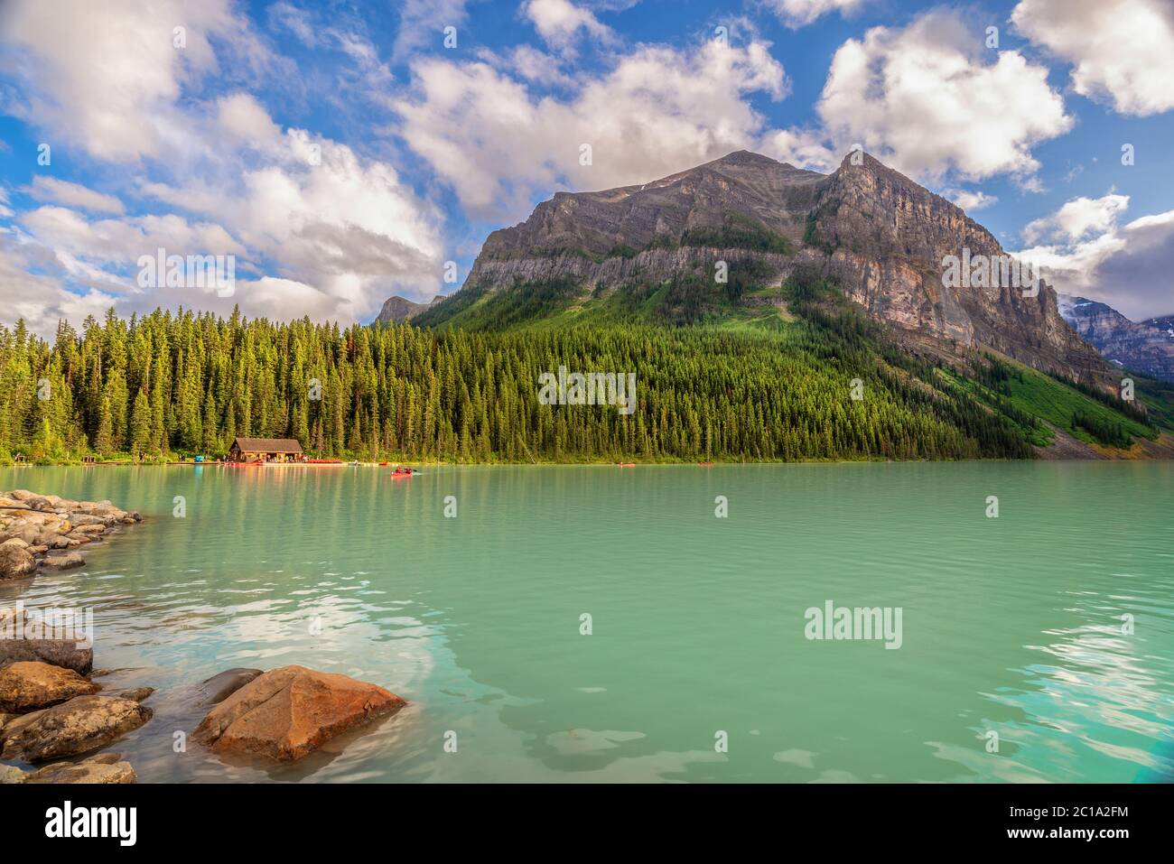 Lago Louise en el Parque Nacional Banff, Alberta, Montañas Rocosas, Canadá Foto de stock